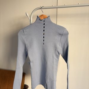 Bluza Kaltër High-Neck - (Elastike deri në 3XL)